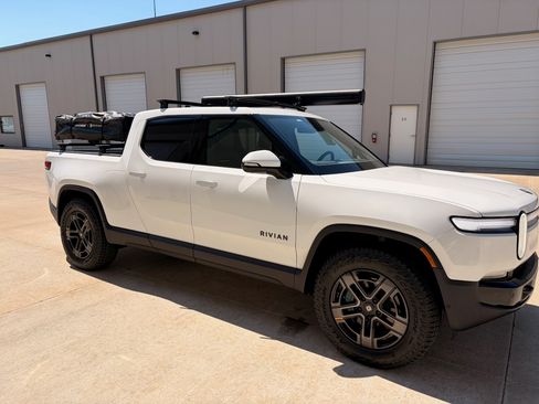 Used 2026 Rivian R1T Premium image 9