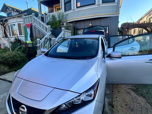 Used 2019 Nissan Leaf SV w/ SV Technology Package image 2