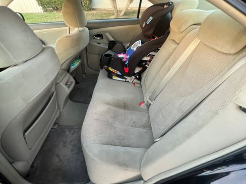 Used 2010 Toyota Camry LE FWD image 5