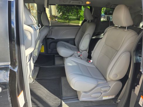 Used 2015 Toyota Sienna XLE Premium FWD image 17