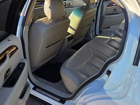Used 2008 Lincoln Town Car Signature Limited image 15