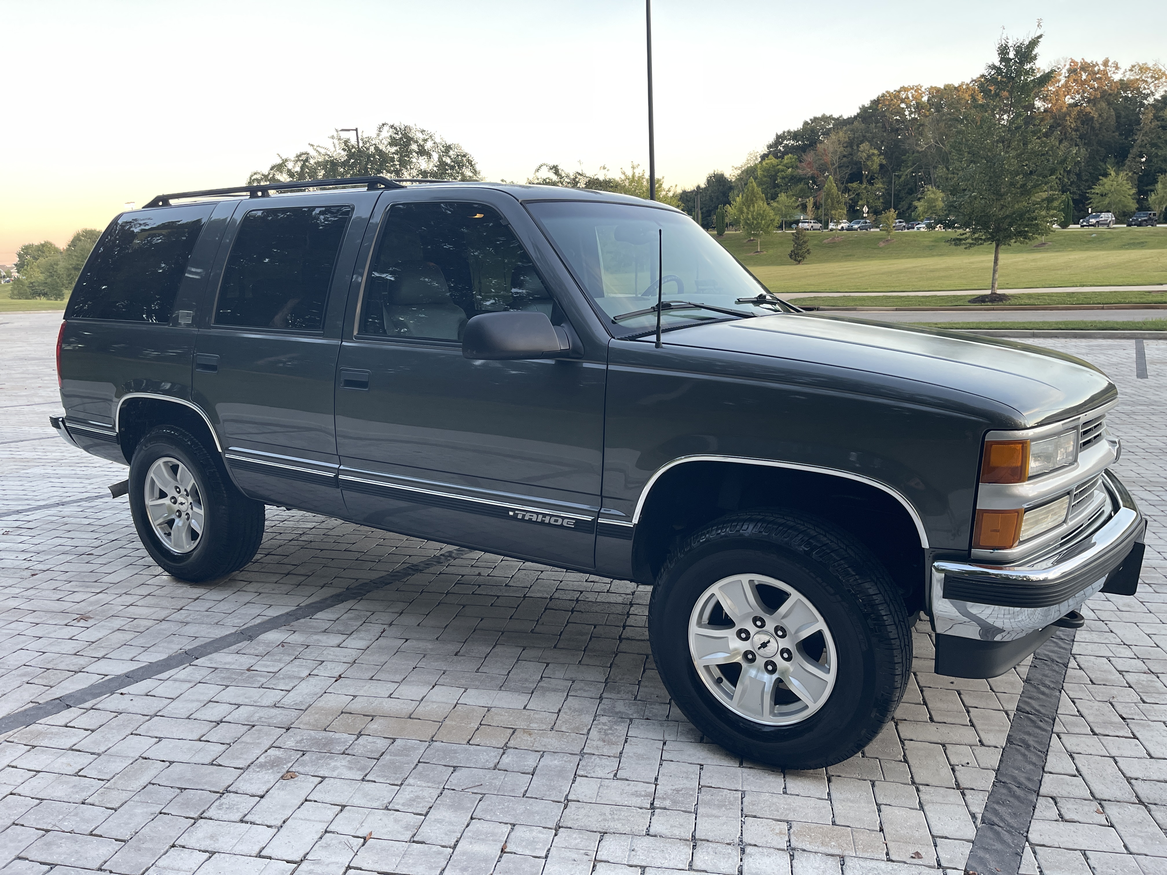 Used 1999 Chevrolet Tahoe Z71 w/ Comfort & Security Pkg AWD/4WD image 1