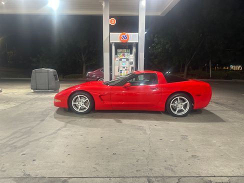Used 2000 Chevrolet Corvette Coupe w/ Memory Pkg RWD image 5