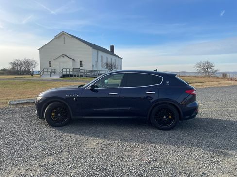 Used 2017 Maserati Levante image 11