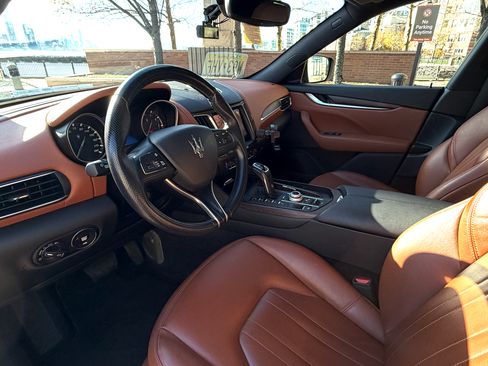 Used 2020 Maserati Levante image 2