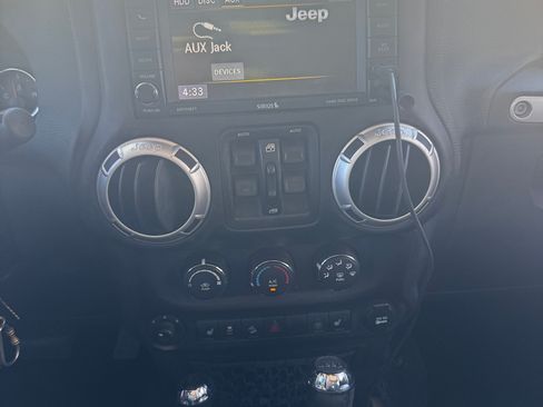 Used 2015 Jeep Wrangler Unlimited Sahara AWD/4WD image 15