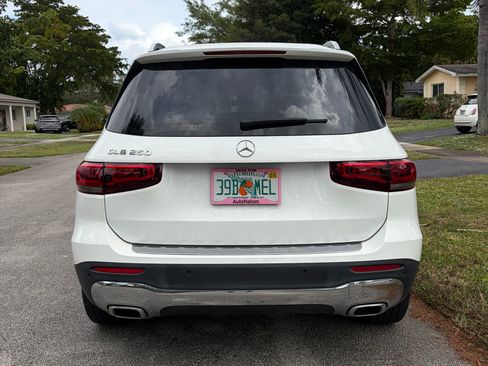 Used 2022 Mercedes-Benz GLB 250 250 Sport Utility 4D image 4