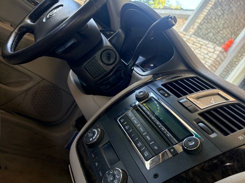 Used 2010 Cadillac DTS Luxury image 4