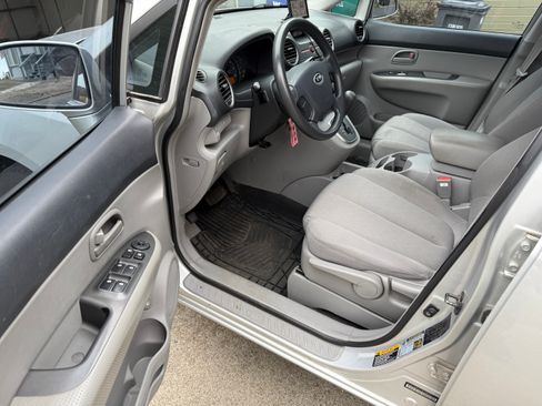 Used 2007 Kia Rondo LX image 2