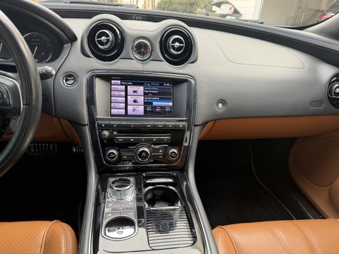 Used 2014 Jaguar XJ R image 24