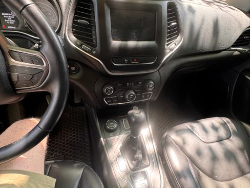 Used 2019 Jeep Cherokee Latitude Plus w/ Cold Weather Group AWD/4WD image 14