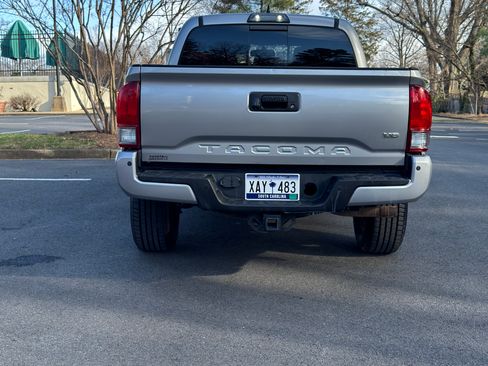 Used 2017 Toyota Tacoma TRD Sport image 6