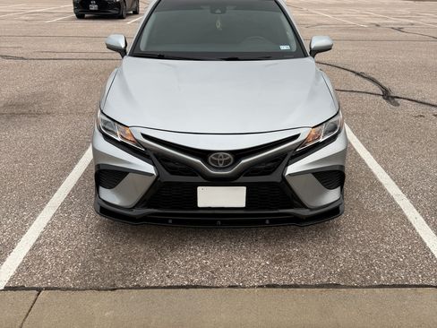 Used 2018 Toyota Camry SE image 2
