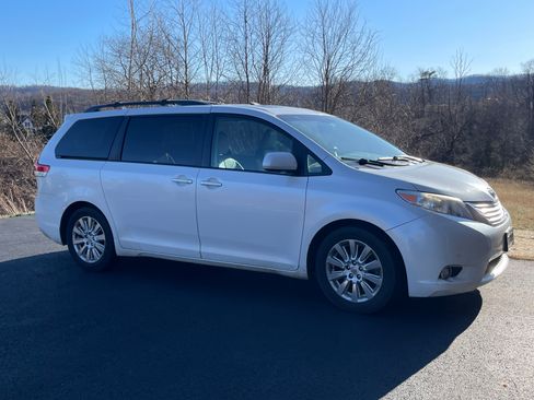 Used 2011 Toyota Sienna Limited image 1
