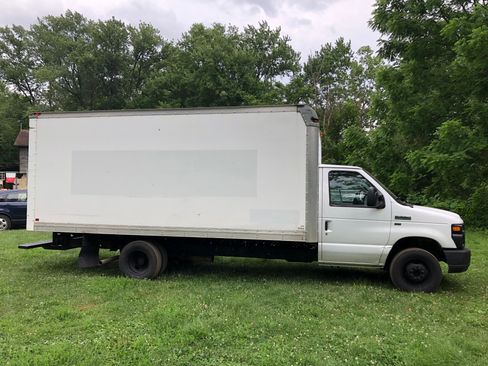 Used 2016 Ford E-350 and Econoline 350 Super Duty RWD image 6