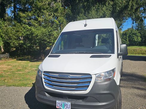 Used 2020 Freightliner Sprinter 2500 image 13
