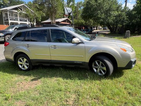 Used 2014 Subaru Outback 3.6R Limited w/ Moonroof Package AWD/4WD image 4