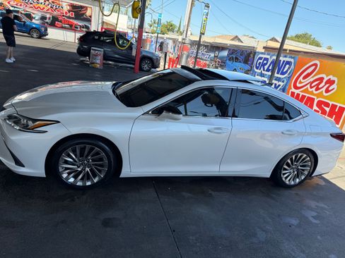 Used 2019 Lexus ES 350 w/ Accessory Package FWD image 5