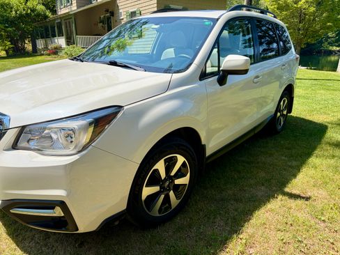 Used 2018 Subaru Forester 2.5i Premium w/ All-Weather Package AWD/4WD image 4