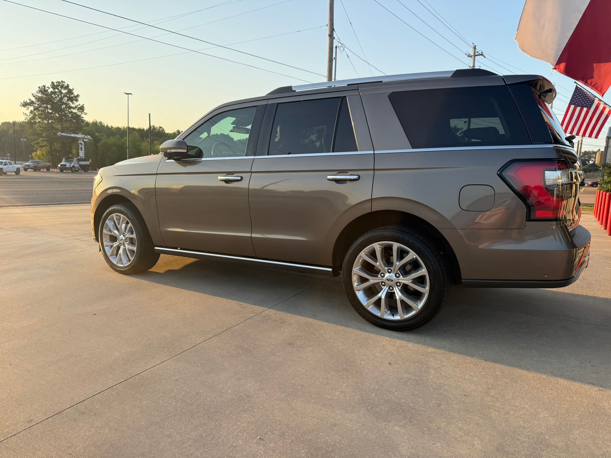 Used 2019 Ford Expedition Limited w/ Equipment Group 302A RWD image 1