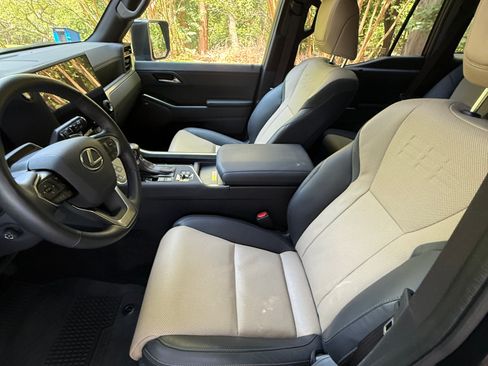 Used 2024 Lexus GX 550 AWD/4WD image 16