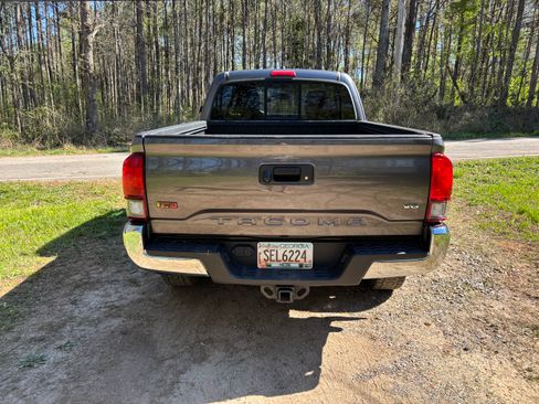 Used 2016 Toyota Tacoma SR5 w/ SR5 Appearance Package (SN) image 8