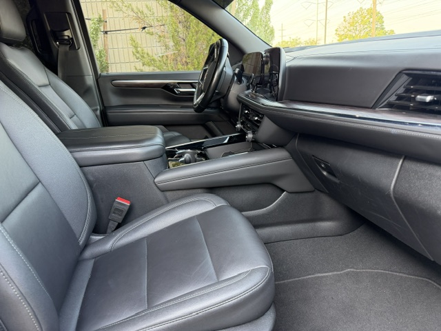 Used 2025 Chevrolet Suburban LT w/ Comfort Package AWD/4WD image 10