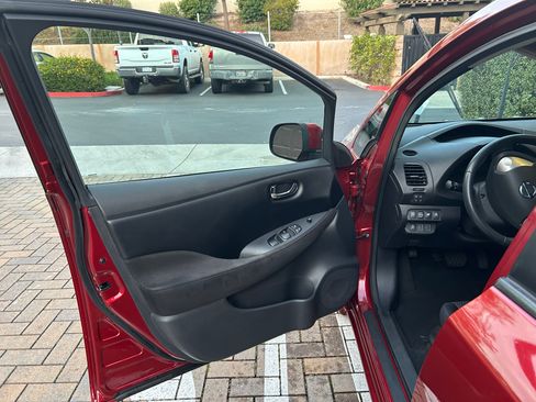 Used 2013 Nissan Leaf S image 6