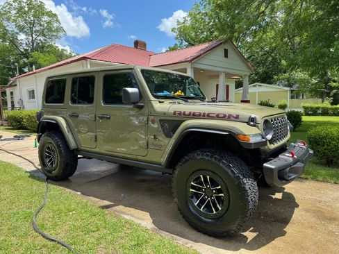 Used 2025 Jeep Wrangler Unlimited Rubicon image 2