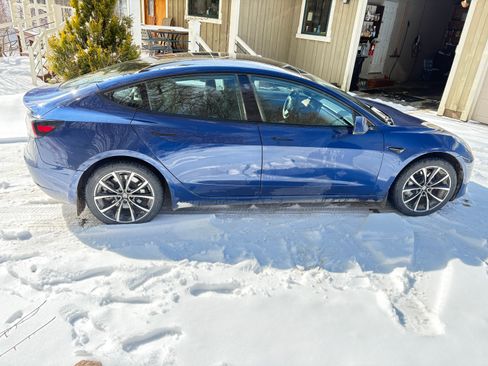 Used 2023 Tesla Model 3 Standard Range image 1