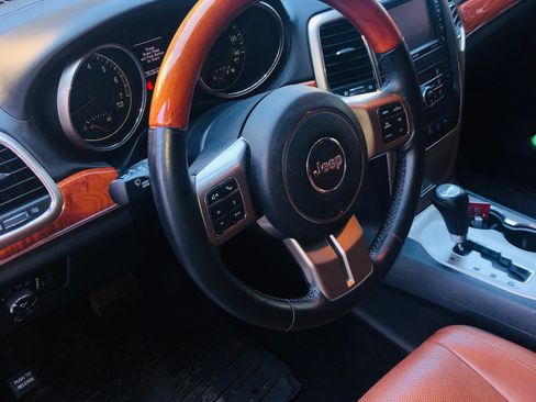 Used 2013 Jeep Grand Cherokee Overland w/ Advance Technology Group AWD/4WD image 21