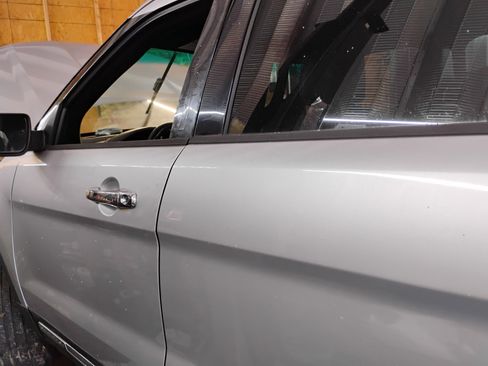 Used 2017 Ford Explorer Limited image 2