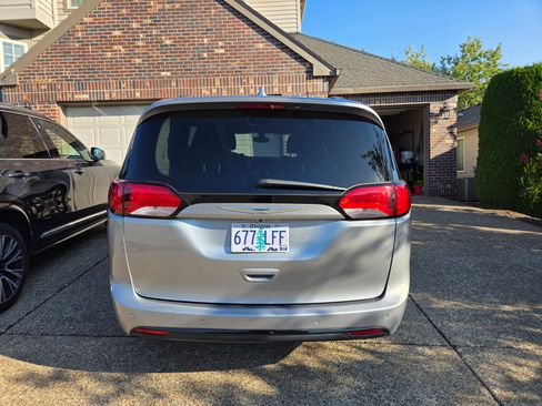 Used 2018 Chrysler Pacifica Touring-L image 8