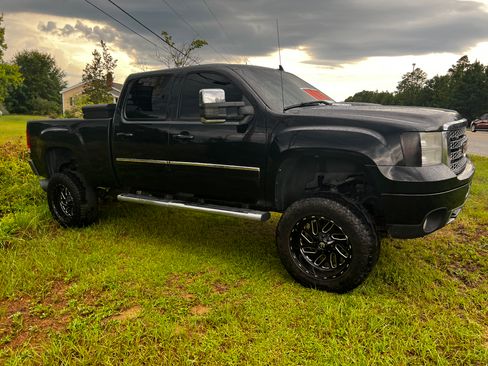 Used 2012 GMC Sierra 2500 Denali w/ Suspension Package, Off-Road image 6
