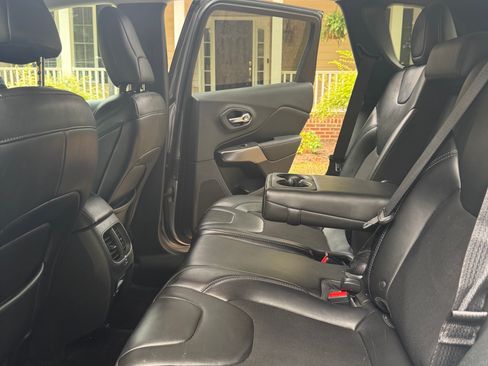 Used 2019 Jeep Cherokee Latitude Plus w/ Cold Weather Group FWD image 17