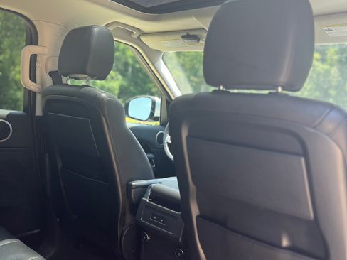 Used 2020 Land Rover Discovery SE image 12