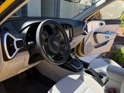 Used 2020 Kia Soul LX FWD image 2