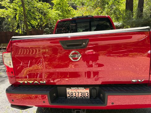 Used 2022 Nissan Titan SV w/ SV Convenience Package RWD image 4