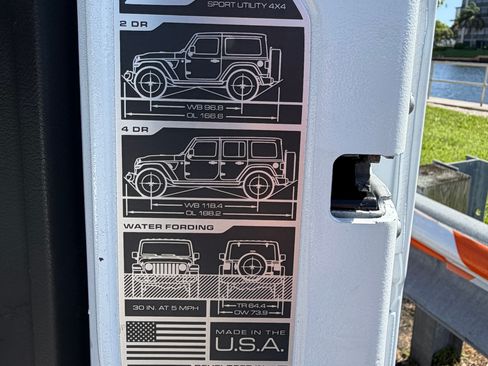 Used 2021 Jeep Wrangler Unlimited Sahara AWD/4WD image 9