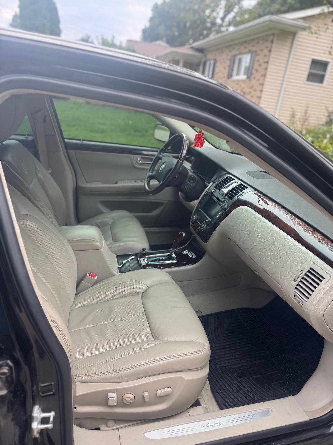 Used 2011 Cadillac DTS Premium w/ Driver Awareness Package FWD image 8