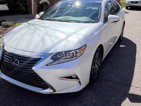 Used 2017 Lexus ES 350 w/ Luxury Package image 2