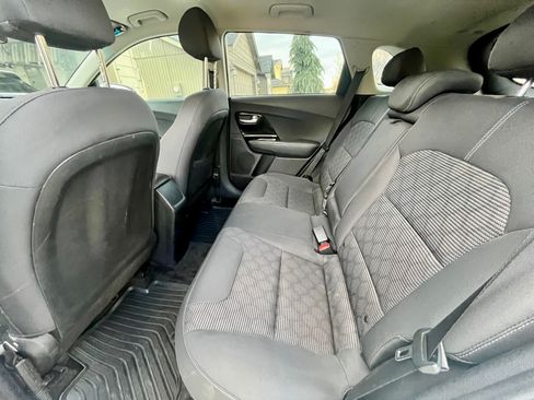 Used 2020 Kia Niro LXS FWD image 12