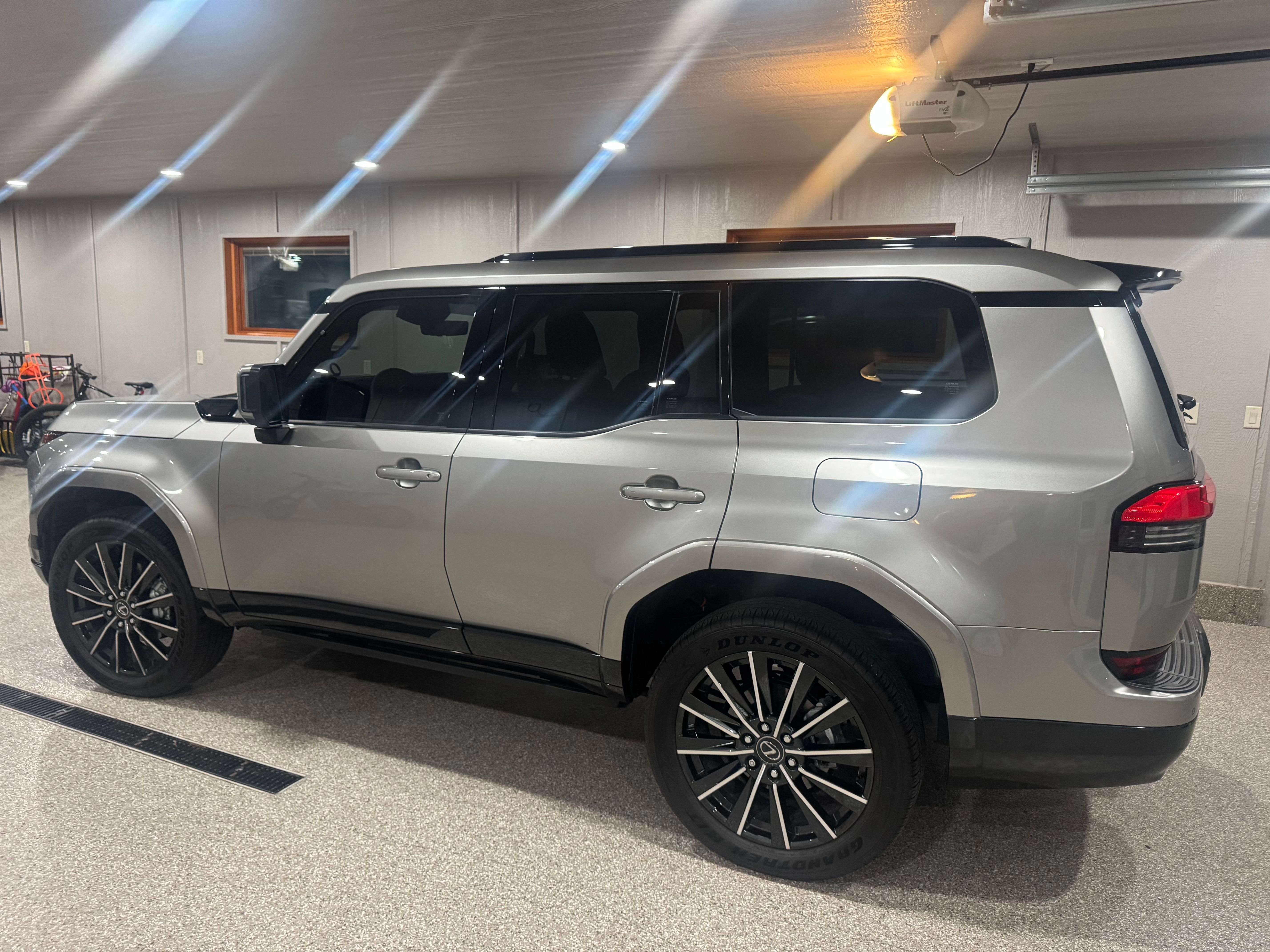 Used 2025 Lexus GX 550 w/ Accessory Package (2T) AWD/4WD image 22