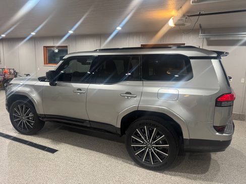 Used 2025 Lexus GX 550 w/ Accessory Package (2T) AWD/4WD image 22