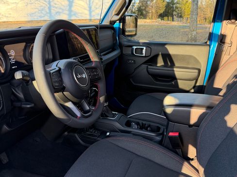 Used 2024 Jeep Wrangler Unlimited Rubicon w/ Technology Group image 11