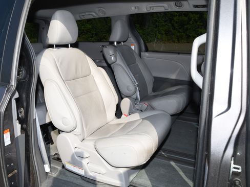 Used 2015 Toyota Sienna XLE FWD image 15
