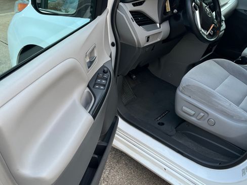 Used 2015 Toyota Sienna LE FWD image 10