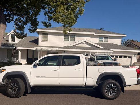 Used 2017 Toyota Tacoma TRD Off-Road w/ Tow Package AWD/4WD image 1