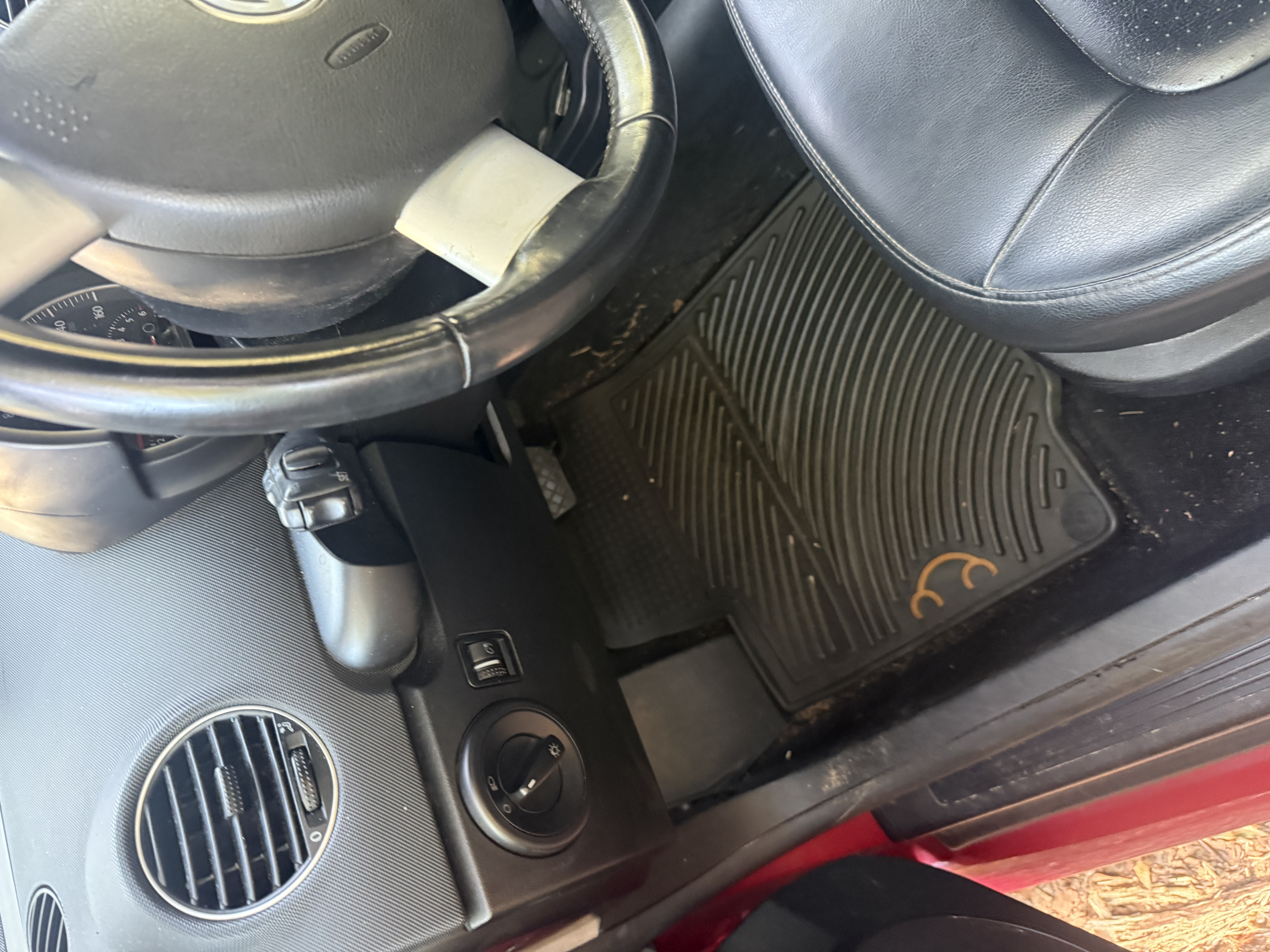 Used 2008 Volkswagen Beetle SE FWD image 4