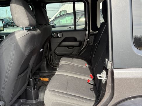 Used 2018 Jeep Wrangler Unlimited Sahara image 6